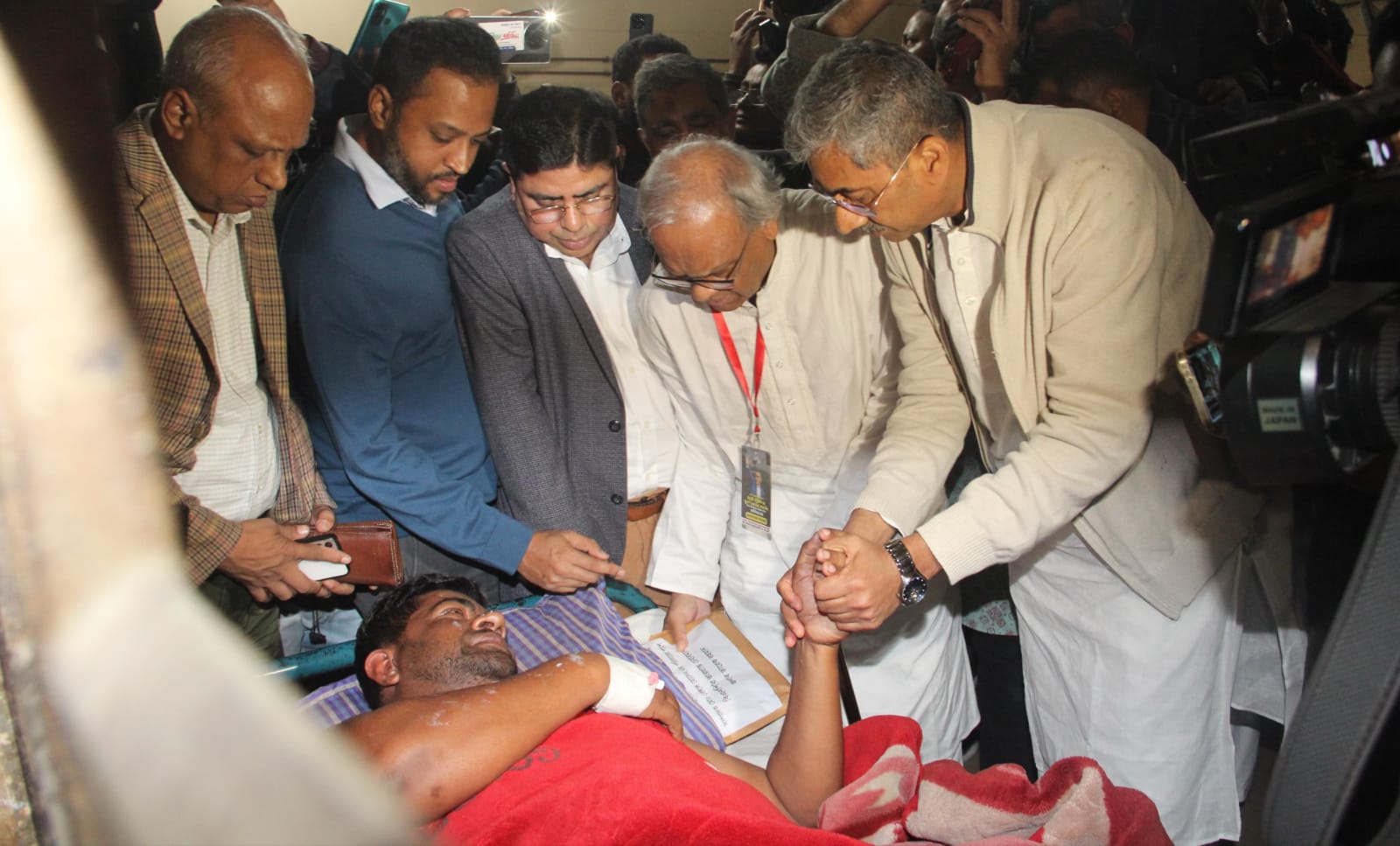 তারেক রহমানের পক্ষে আর্থিক সাহায্য নিয়ে অগ্নিদগ্ধ বেলালের কাছে রিজভী