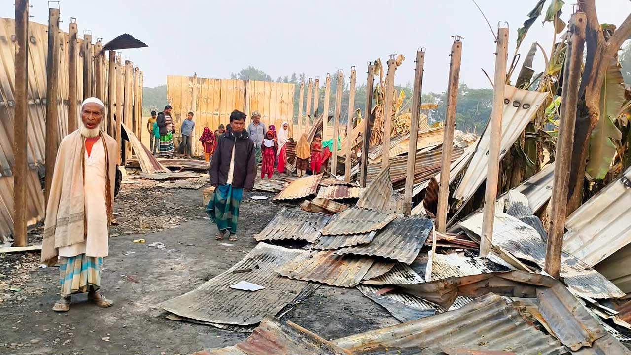 ১২ বছর বয়সী ছাত্রীকে নিয়ে পালিয়েছে প্রধান শিক্ষক, মাদ্রাসা পুড়িয়ে দিয়েছে এলাকাবাসী