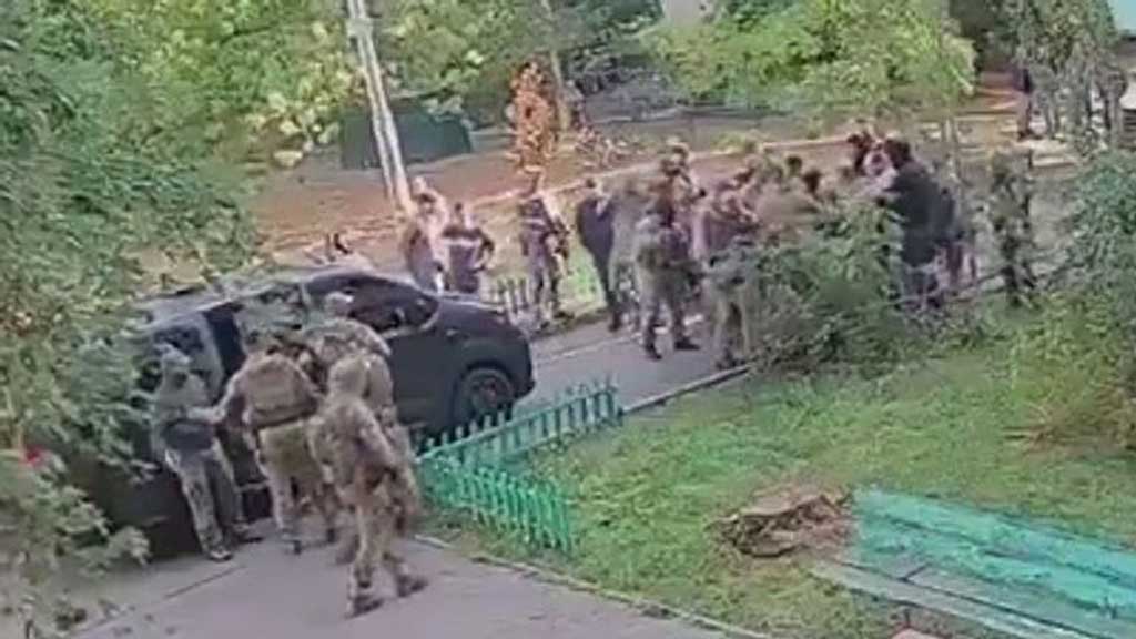 ইউক্রেনের দুই গোয়েন্দা সংস্থার মধ্যে দ্বন্দ্ব থেকে গোলাগুলি