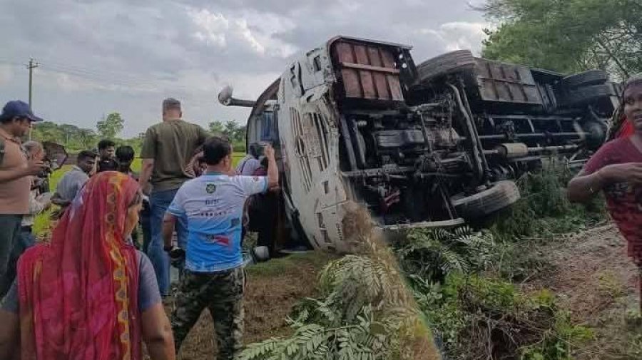 সাতক্ষীরায় ৩৫ জন সাংবাদিক নিয়ে বাস এক্সিডেন্ট