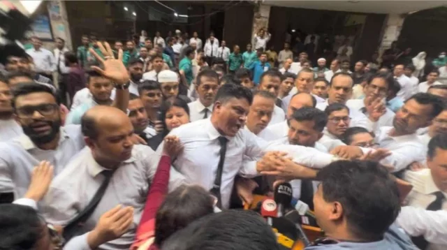 আদালতের ভিতরে সাংবাদিকদের ওপর চড়াও আইনজীবীরা