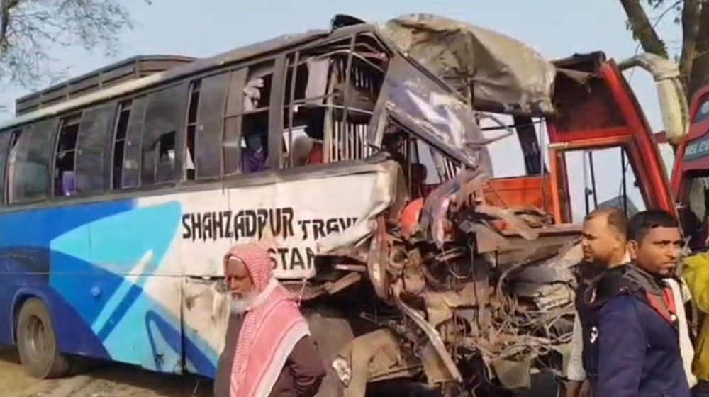 দুই বাসের মুখোমুখি সংঘর্ষে নিহত ২, আহত অন্তত ১৫