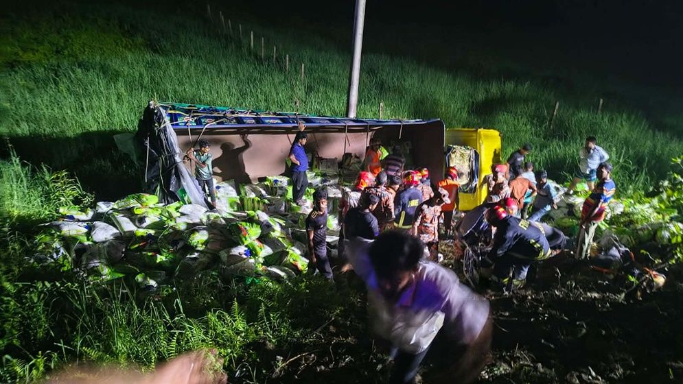 কুমিল্লার দাউদকান্দিতে ট্রাক খাদে, নিহত ৭