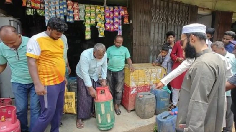 খাগড়াছড়িতে গ্যাসের সিলিন্ডারে মেশানো হচ্ছে পানি, দুই দোকানিকে জরিমানা