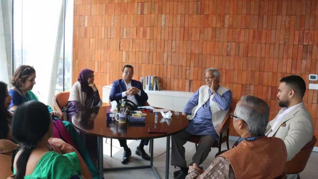 নিজ আঙিনায় অধ্যাপক ইউনূস, পেলেন উষ্ণ অভ্যর্থনা