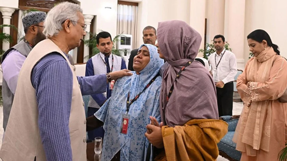 ওসমান হাদির পরিবারকে ফ্ল্যাটের দলিল হস্তান্তর করলেন প্রধান উপদেষ্টা