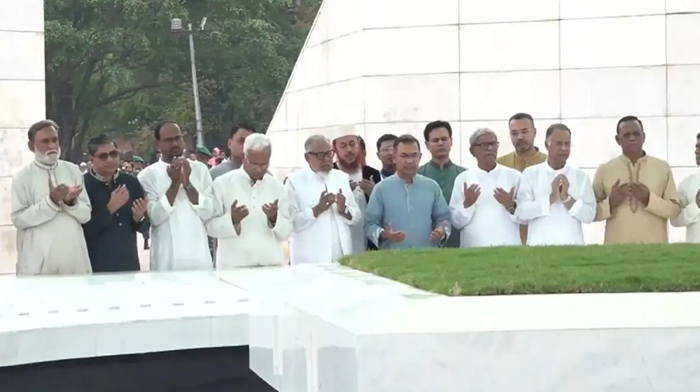 মা বাবার কবর জিয়ারত করলেন প্রধানমন্ত্রী