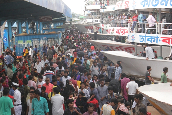 ঢাকামুখী যাত্রীদের উপচেপড়া ভিড়