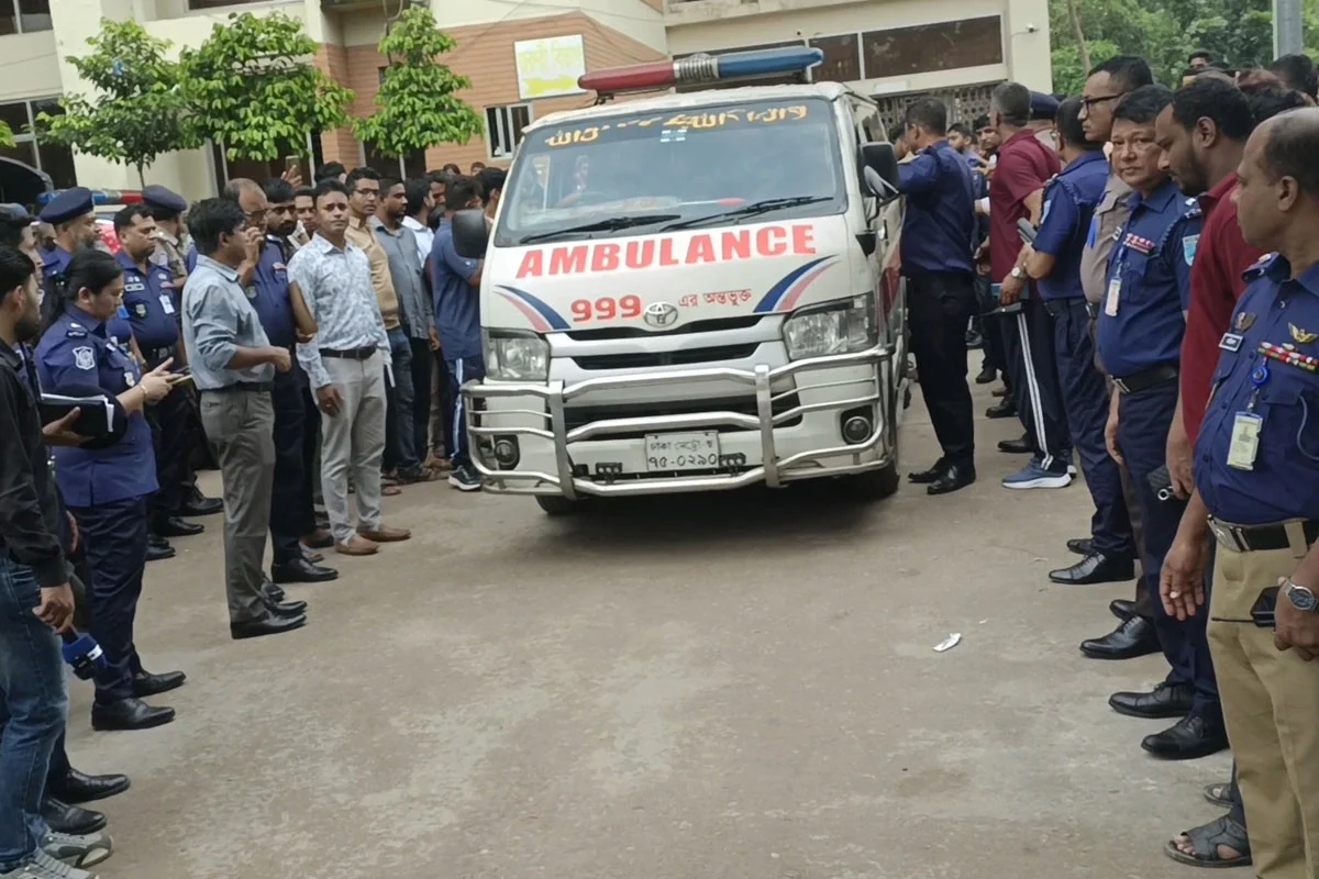 আসামি নিয়ে ফেরার পথে পুলিশের পিকআপ খাদে, কনস্টেবল নিহত