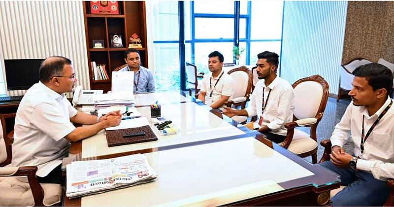 রক্তমাখা জাতীয় পতাকা প্রধানমন্ত্রীর হাতে তুলে দিলেন জুলাই যোদ্ধা আজিজুর