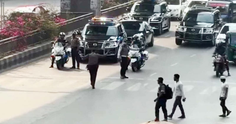 কারওয়ান বাজার সিগন্যালে থামল রাষ্ট্রপতির গাড়িবহর