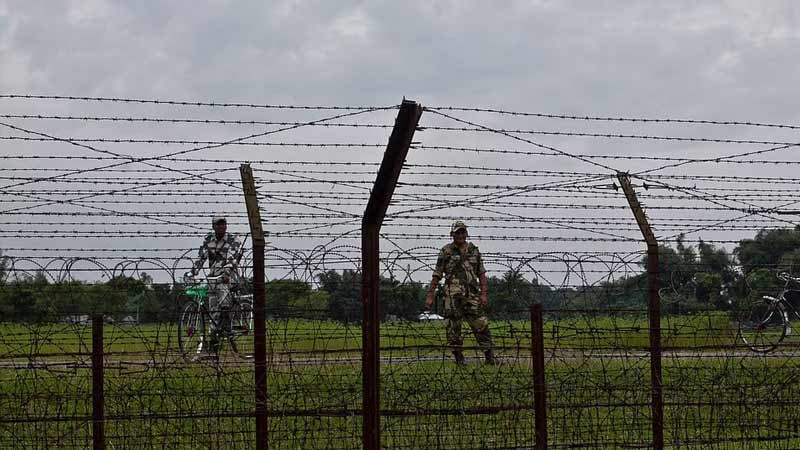 বিরল সীমান্তে দুই বাংলাদেশিকে ধরে নিয়ে গেছে বিএসএফ, প্রতিবাদে দুই ভারতীয় আটক
