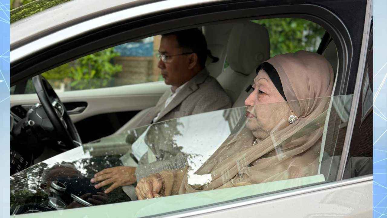 হিথ্রো বিমানবন্দরের পথে খালেদা জিয়া