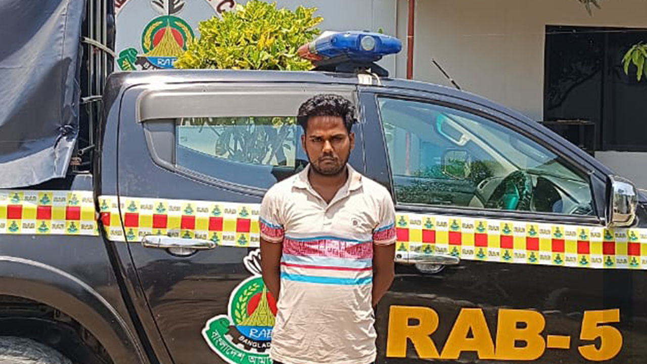 চাঁপাইনবাবগঞ্জে আড়াই কোটি টাকার হেরোইনসহ যুবক আটক