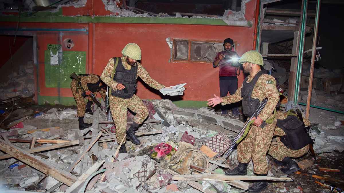 পাকিস্তানের মসজিদ-ঘরবাড়িতে হামলা করছে ভারত