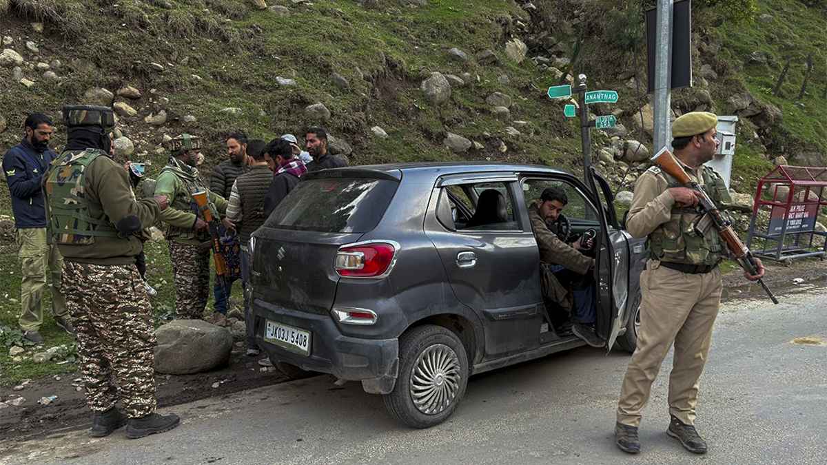 কাশ্মীরে হামলায় পর্যটকসহ নিহত ২৬