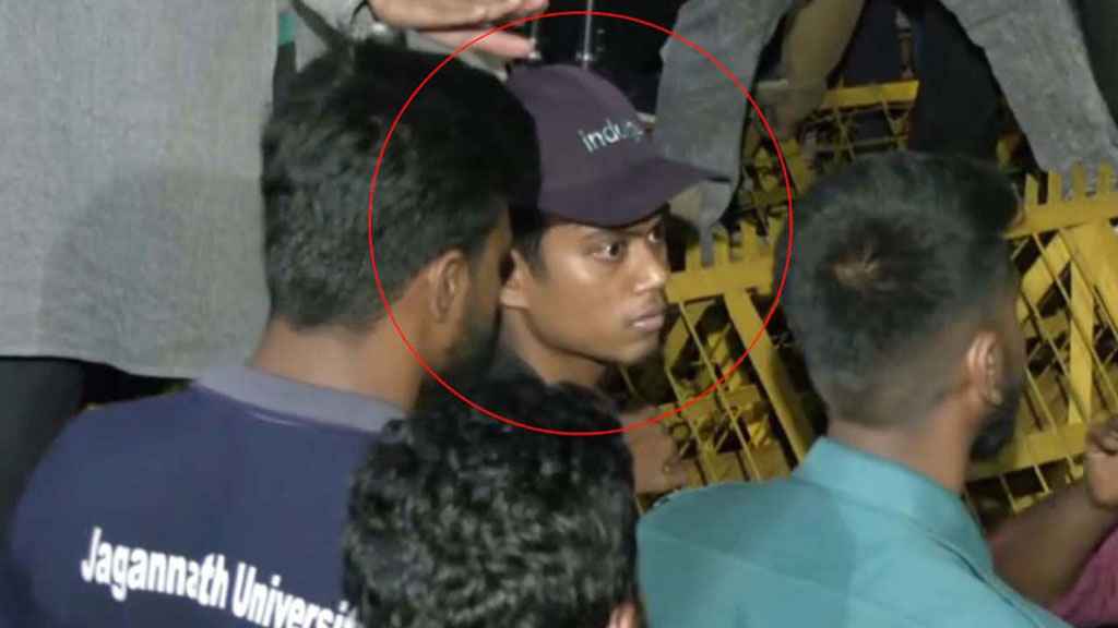 মাহফুজকে পানির বোতল ছুড়ে মারা সেই যুবক আটক, চলছে জিজ্ঞাসাবাদ