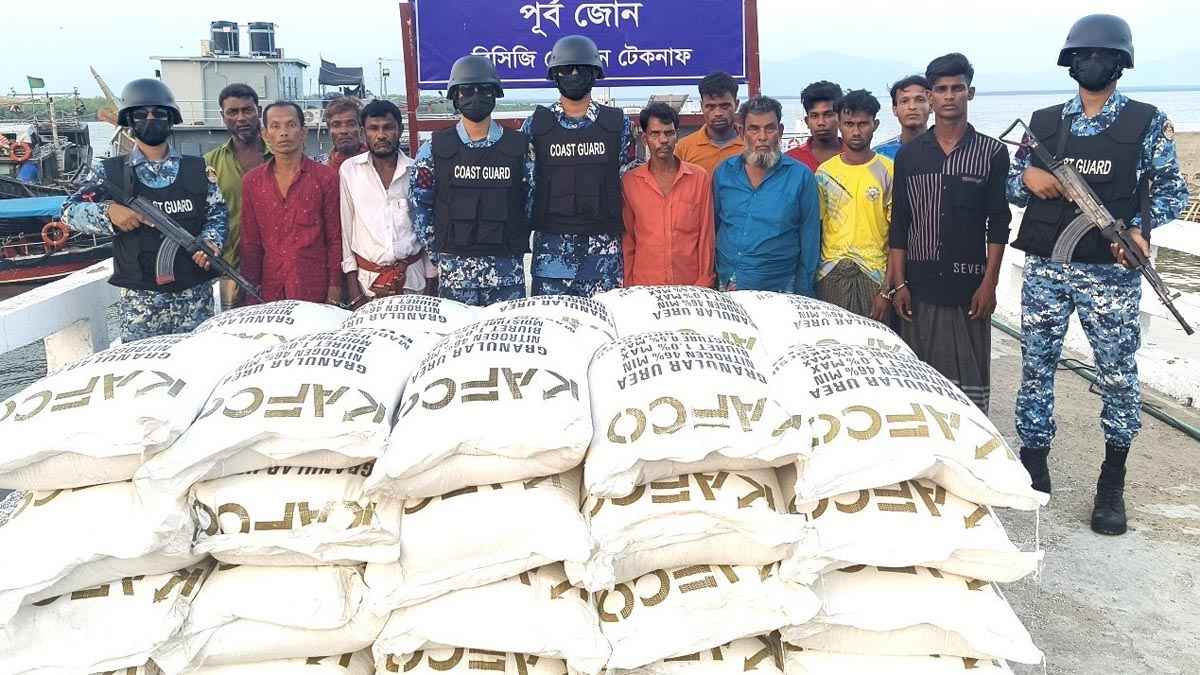 সেন্টমার্টিন উপকূলে ৭৪২ বস্তা ইউরিয়া সারসহ আটক ১১