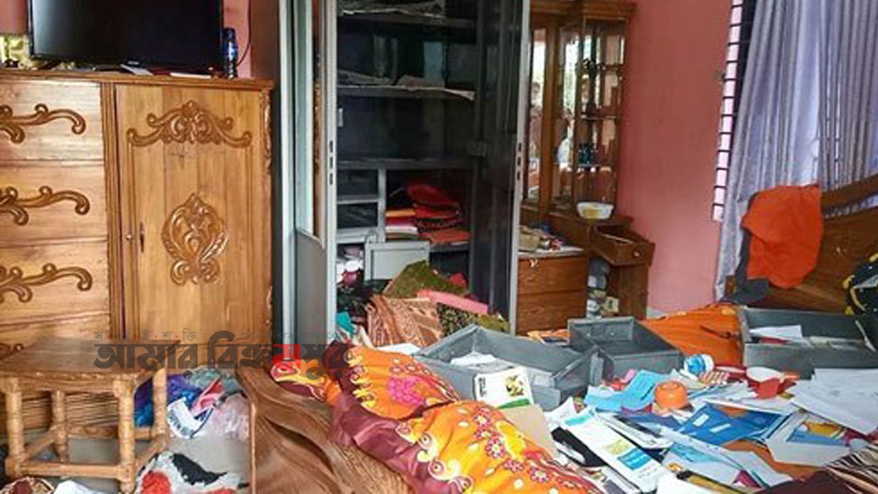 ডাকাতি প্রতিরোধে বিভিন্ন উপকরণ বিতরণ বিএনপি নেতার