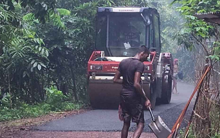 বৃষ্টির মধ্যেই সড়কে পিচ ঢালাই!
