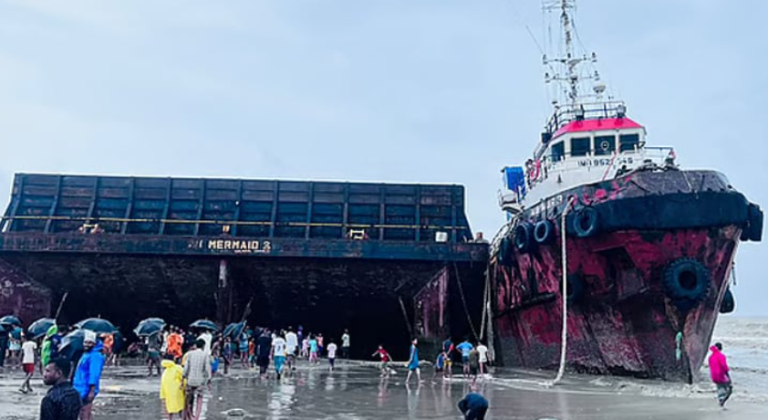 সাগরের উত্তাল ঢেউয়ে তীরে চার জাহাজ