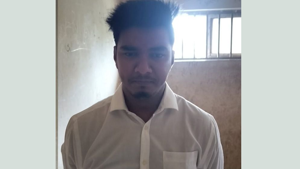 বন্ধু রিফাতের এক ফোনে ছাত্রলীগ নেতা বিমানবন্দরে ধরা