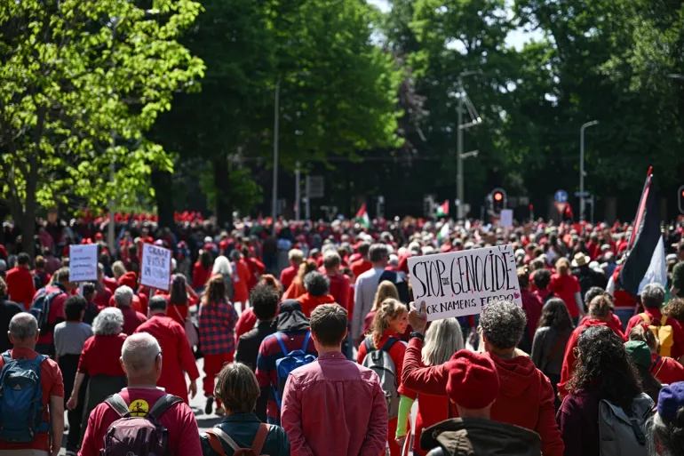 গাজায় যুদ্ধ বন্ধের দাবিতে নেদারল্যান্ডসের হেগে লাখো মানুষের বিক্ষোভ
