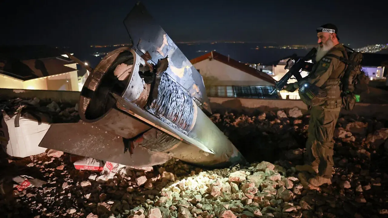 ইসরায়েলের বাসে পড়ল ইরানি মিসাইল