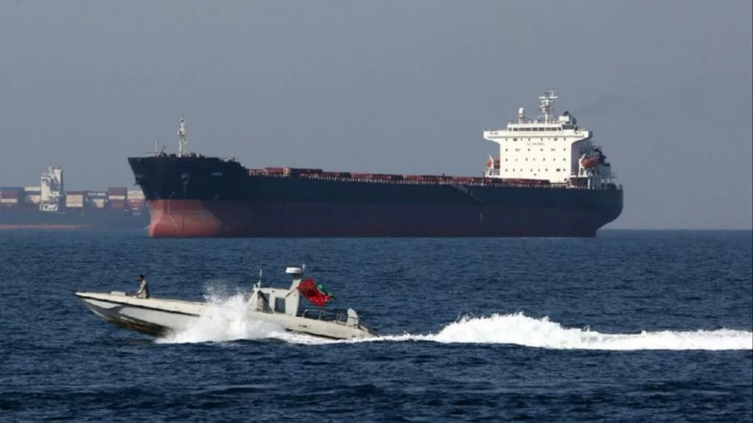 হরমুজ প্রণালির কাছে দুই তেলবাহী জাহাজের সংঘর্ষ, আগুন