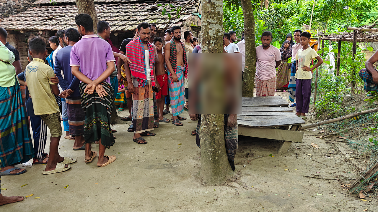 স্বামী ঝুলছিলেন গাছে, মাঠে পড়ে ছিল স্ত্রীর মরদেহ