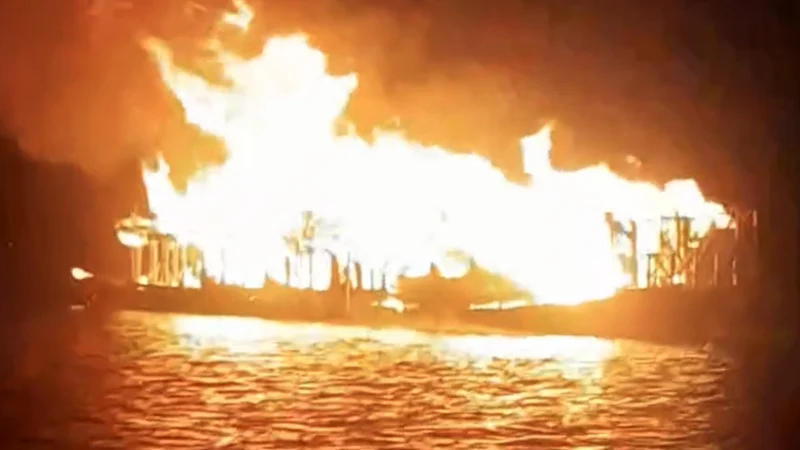 টাঙ্গুয়ার হাওরে পর্যটকবাহী নৌকায় আগুন