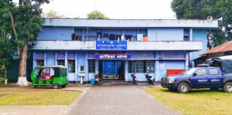 হাতিয়ায় পুলিশের ওপর হামলা, আহত ২