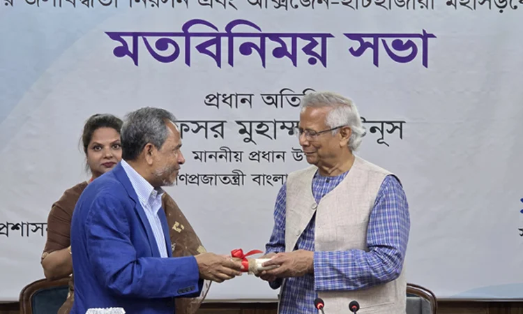 চট্টগ্রাম হার্ট ফাউন্ডেশন হাসপাতালের জমির দলিল হস্তান্তর করলেন প্রধান উপদেষ্টা