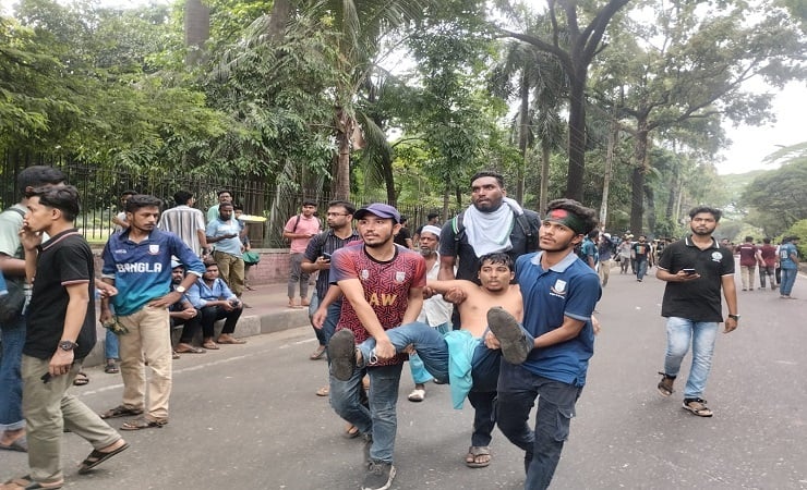 যমুনা অভিমুখে জবি শিক্ষার্থীদের লংমার্চে পুলিশের বাধা, লাঠিচার্জ-টিয়ারশেল