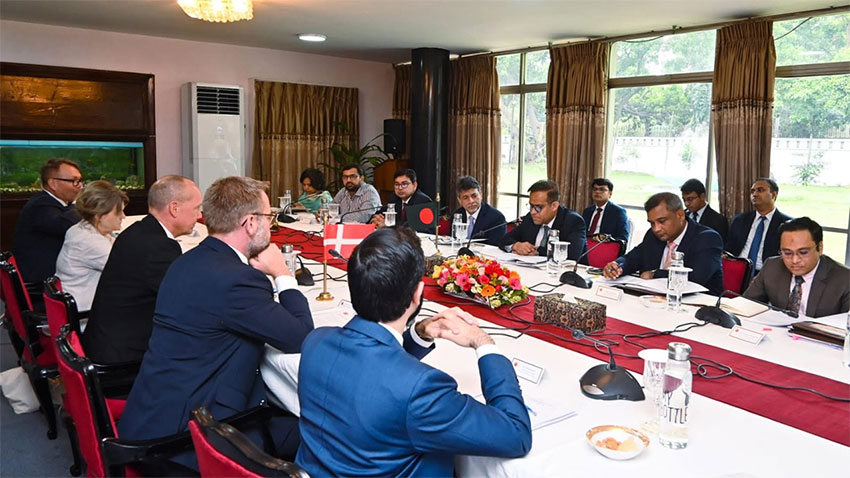 শ্রম খাতে সংস্কারের অগ্রগতি নিয়ে কূটনীতিকদের সঙ্গে মতবিনিময় করলেন লুৎফে সিদ্দিকী