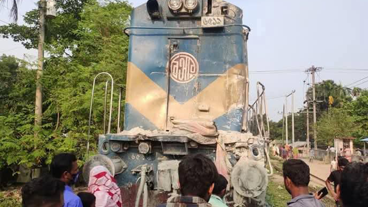 যশোরে ট্রেন-ট্রাক সংঘর্ষ