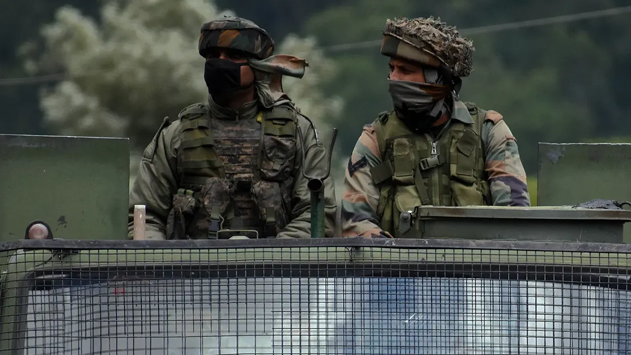 নিজের গুলিতে নিজেই কুপকাত; ভারতীয় সেনা