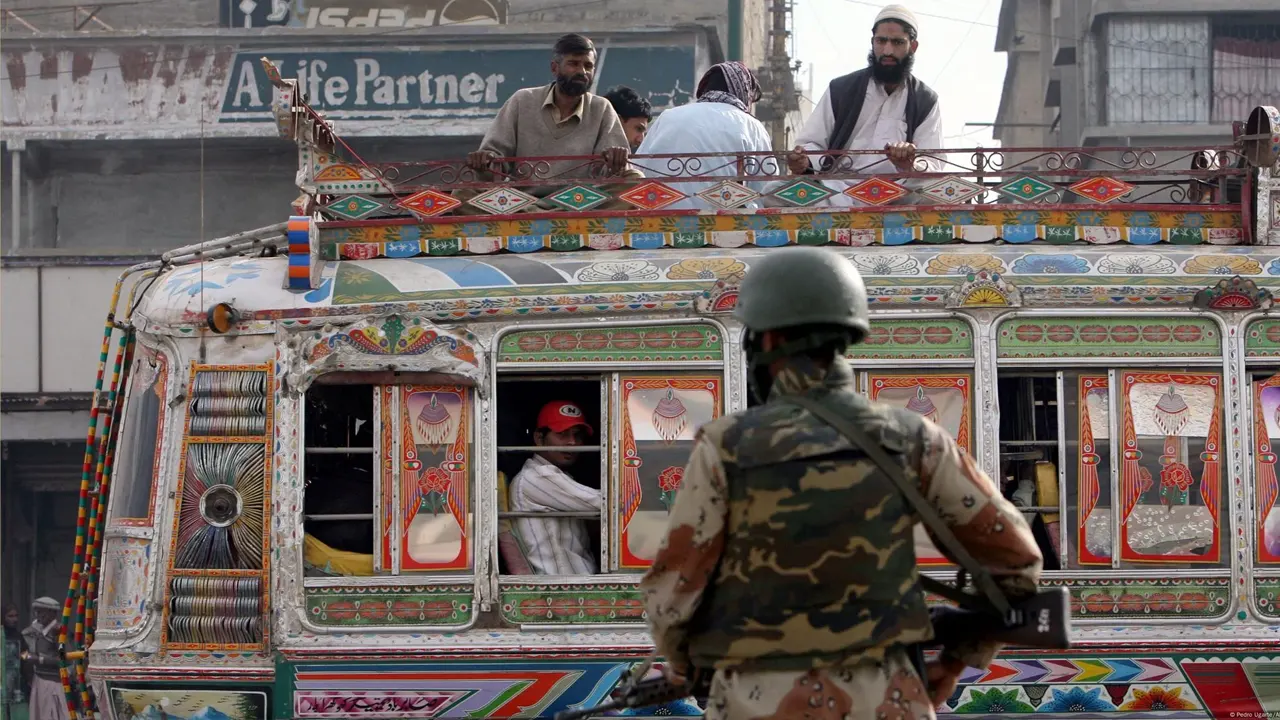 পাকিস্তানে বাসযাত্রীদের অপহরণের পর গুলি করে হত্যা