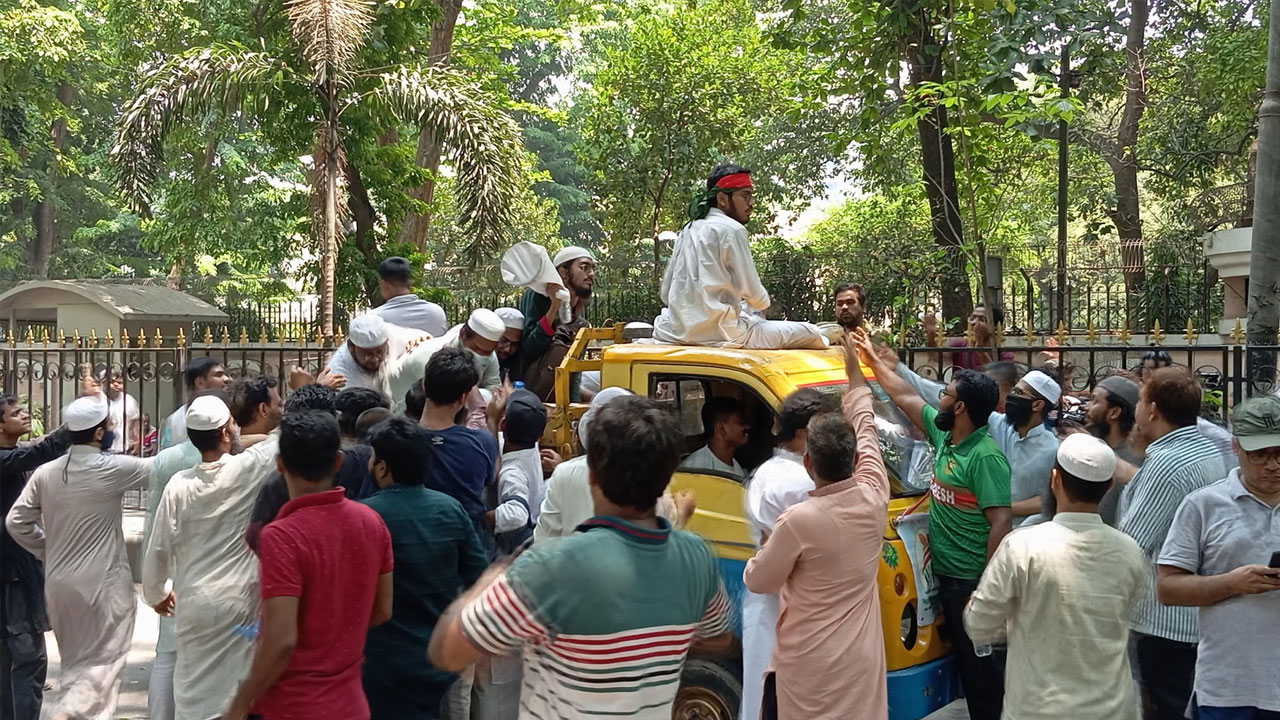 যমুনার সামনে বিনামূল্যে পানি-স্যালাইন-বিস্কুট বিতরণ