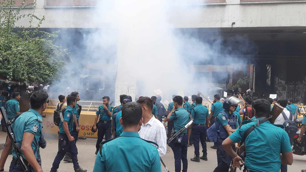 হঠাৎ উত্তপ্ত প্রেস ক্লাব, সাউন্ড গ্রেনেড নিক্ষেপ পুলিশের