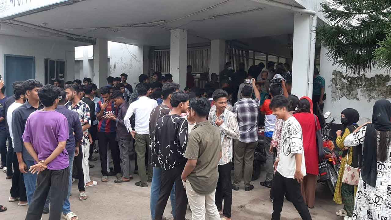 এইচএসসি পরীক্ষা পেছানোসহ ৩ দফা দাবিতে বরিশালে বিক্ষোভ