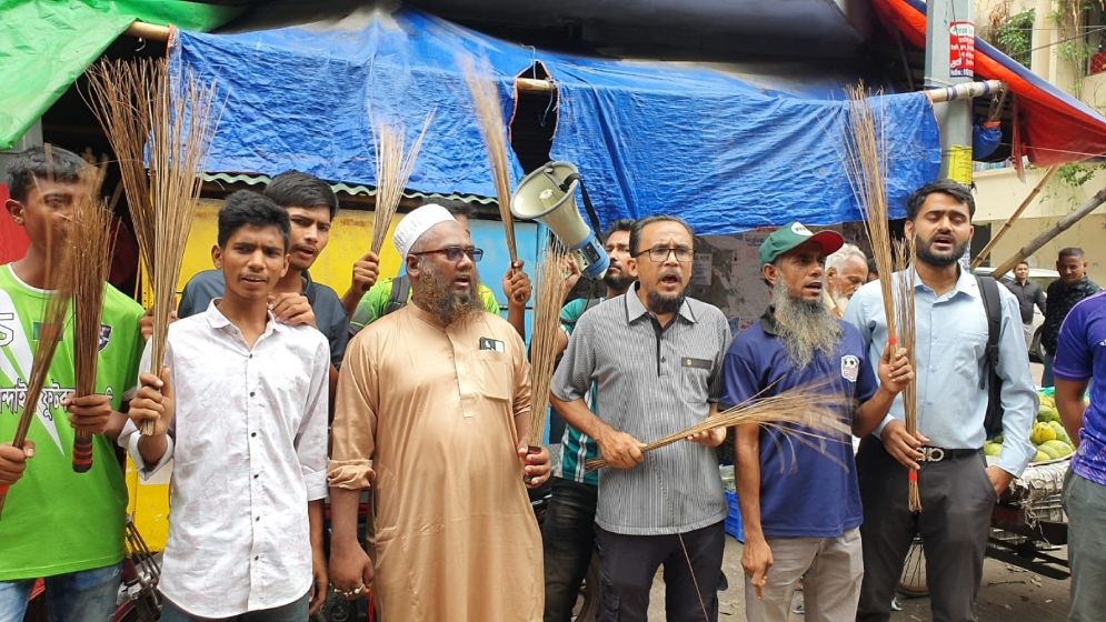 টিকিটের জন্য হাহাকার, বাফুফের সামনে ভক্তদের ঝাড়ু মিছিল