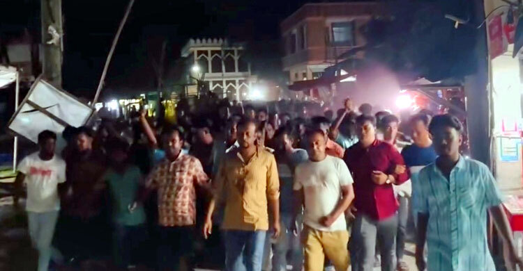 ‘হামিদ চোরা পলাইছে’ স্লোগানে নিজ এলাকা মিঠামইনে জনতার বিক্ষোভ