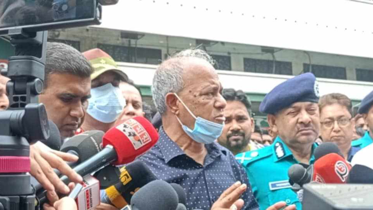 ফকিরাপুলে মাদকবিরোধী অভিযান, গুলি করার পরও ৩ জনকে গ্রেপ্তার করেছে