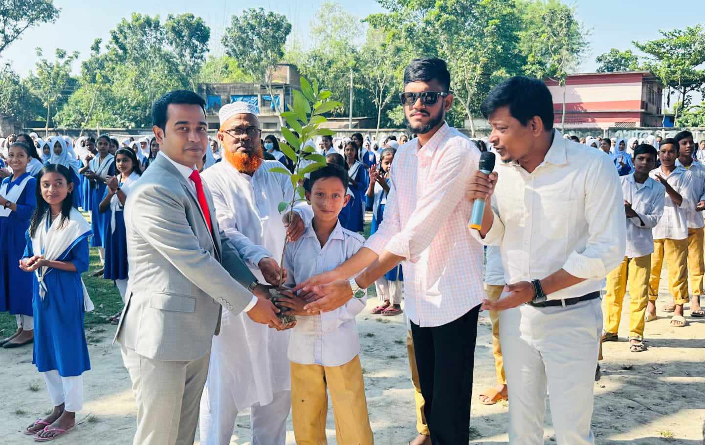 নওগাঁয় গাছের চারা হাতে নিয়ে দেশপ্রেমের শপথ নিলো শিক্ষার্থীরা