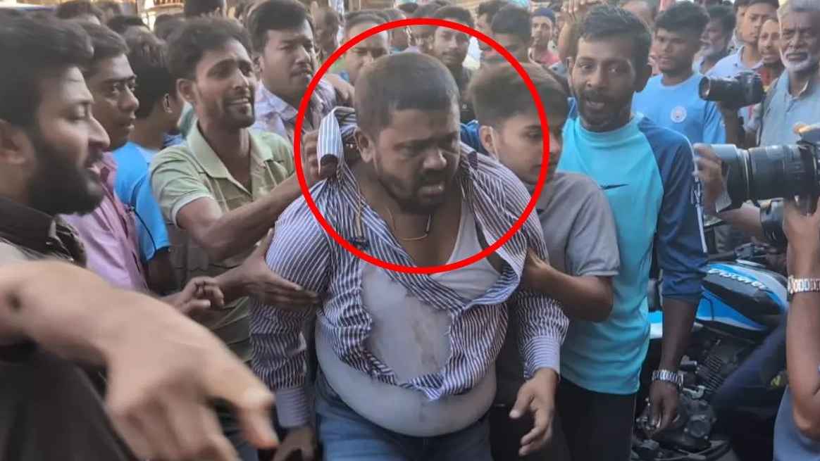 গুলিস্তানে কার্যালয়ের সামনে থেকে আওয়ামী লীগ নেতাকে পুলিশে দিল ছাত্র-জনতা