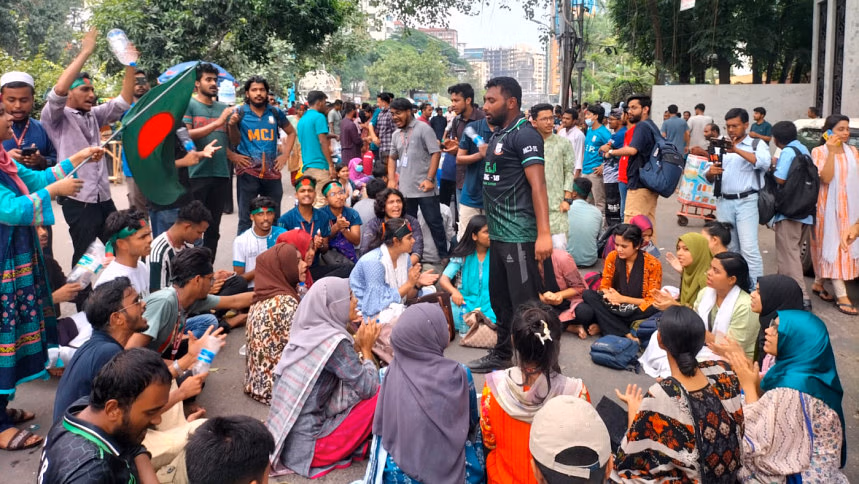 কাকরাইল মোড়ে গণঅনশনে জবি শিক্ষার্থীরা