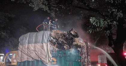 গভীর রাতে ট্রাকে আগুন, দুই লাখ টাকার মালামাল পুড়ে ছাই
