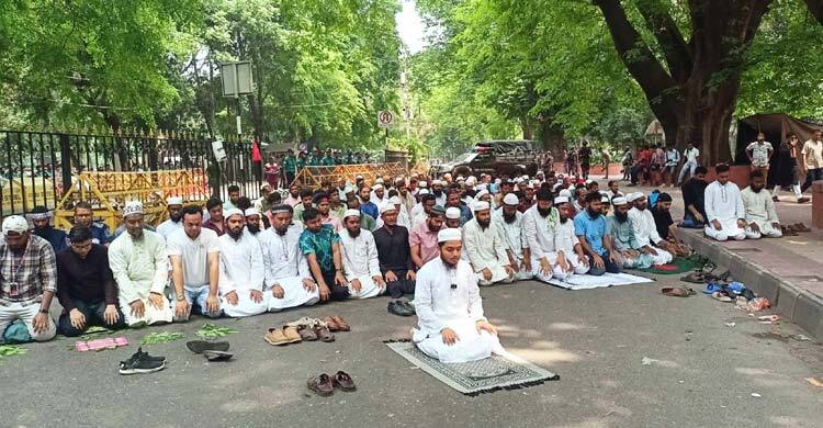 মঞ্চে জুমার নামাজ আদায় আন্দোলনকারীদের, সমাবেশ শুরু