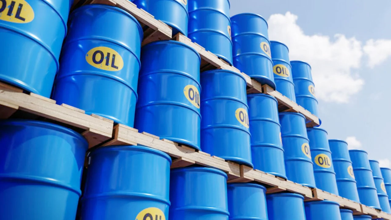 তেলের দাম নিয়ে ট্রাম্পের হুঁশিয়ারি, বিশ্ববাজারে কমলো তেলের দাম